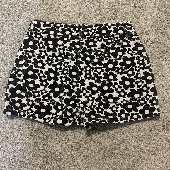 Flowered Jean shorts black and white, size 24, barley worn - Picture 2 of 4